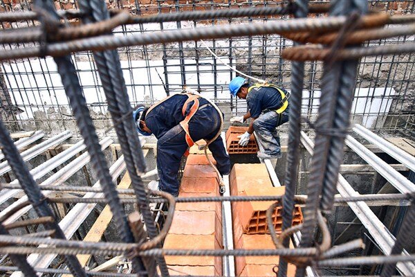 La construcci&oacute;n en crisis: ventas de insumos cayeron un 27% en 2024