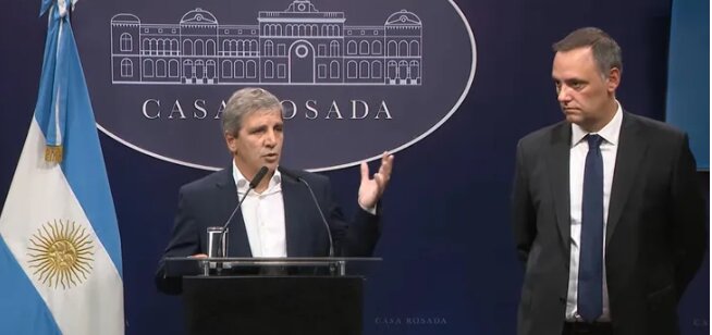 Caputo cede ante la presi&oacute;n y reduce retenciones por seis meses