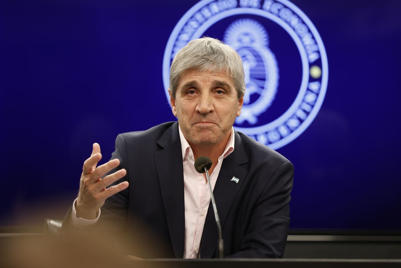 De las Islas Caim&aacute;n a la Anses: c&oacute;mo el socio de Caputo maneja la plata de los jubilados para frenar el d&oacute;lar