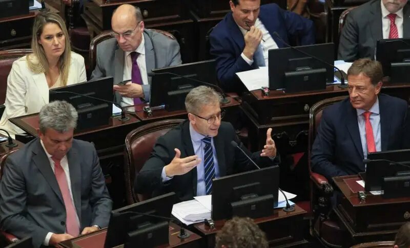 Esc&aacute;ndalo en el Senado: La UCR protagoniz&oacute; un papel&oacute;n y salv&oacute; a Milei de la investigaci&oacute;n por la criptoestafa