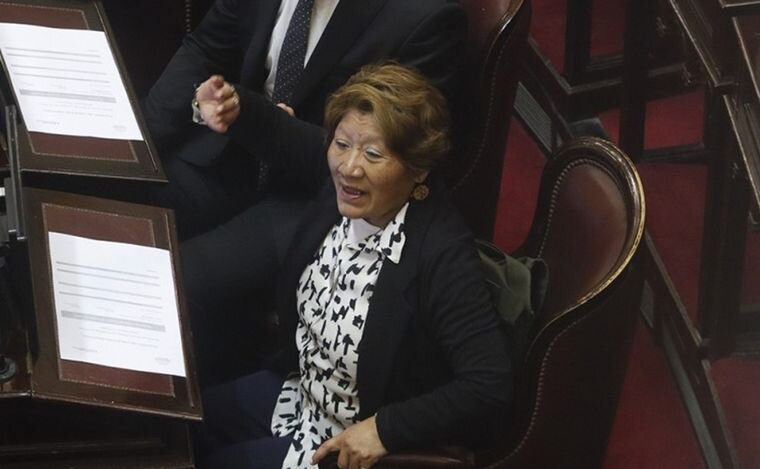 Esc&aacute;ndalo en el Senado: Senadora Libertaria Contrata a Toda su Familia 