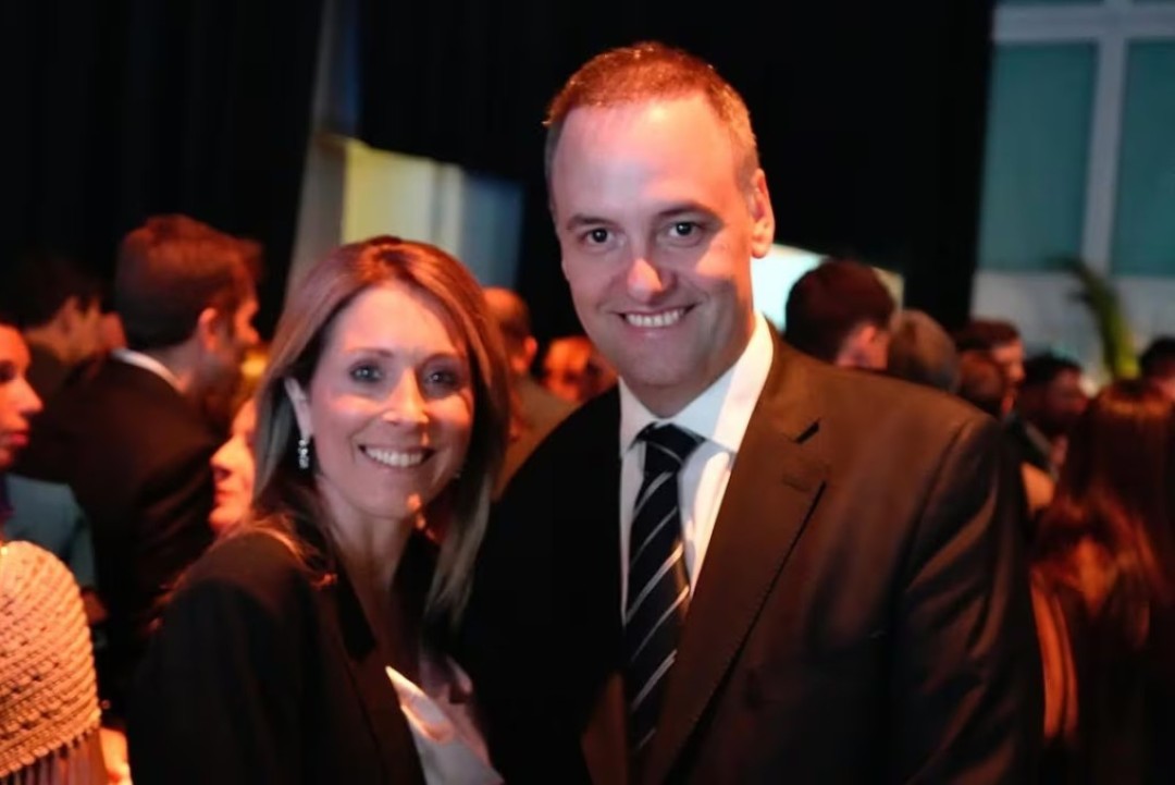 El negocio del coaching: c&oacute;mo la consultora de la esposa de Adorni cobr&oacute; del Estado a trav&eacute;s de empresas que &eacute;l mismo supervisa