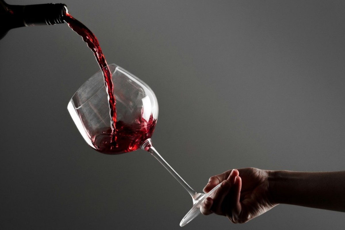 La copa medio vac&iacute;a: el consumo de vino en Argentina cae y se refugia en los segmentos m&aacute;s baratos