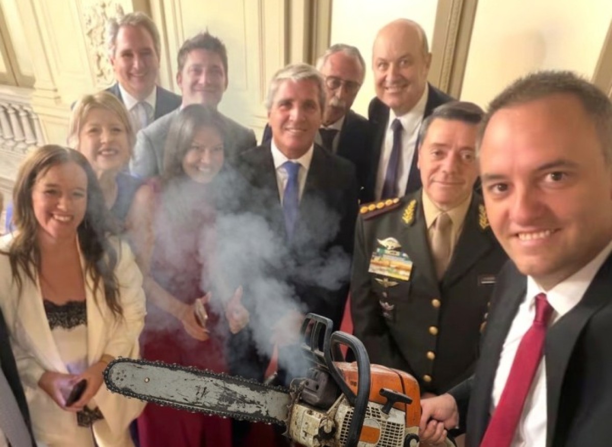 La motosierra no descansa: Milei exige un nuevo recorte a los ministerios para blindar el super&aacute;vit