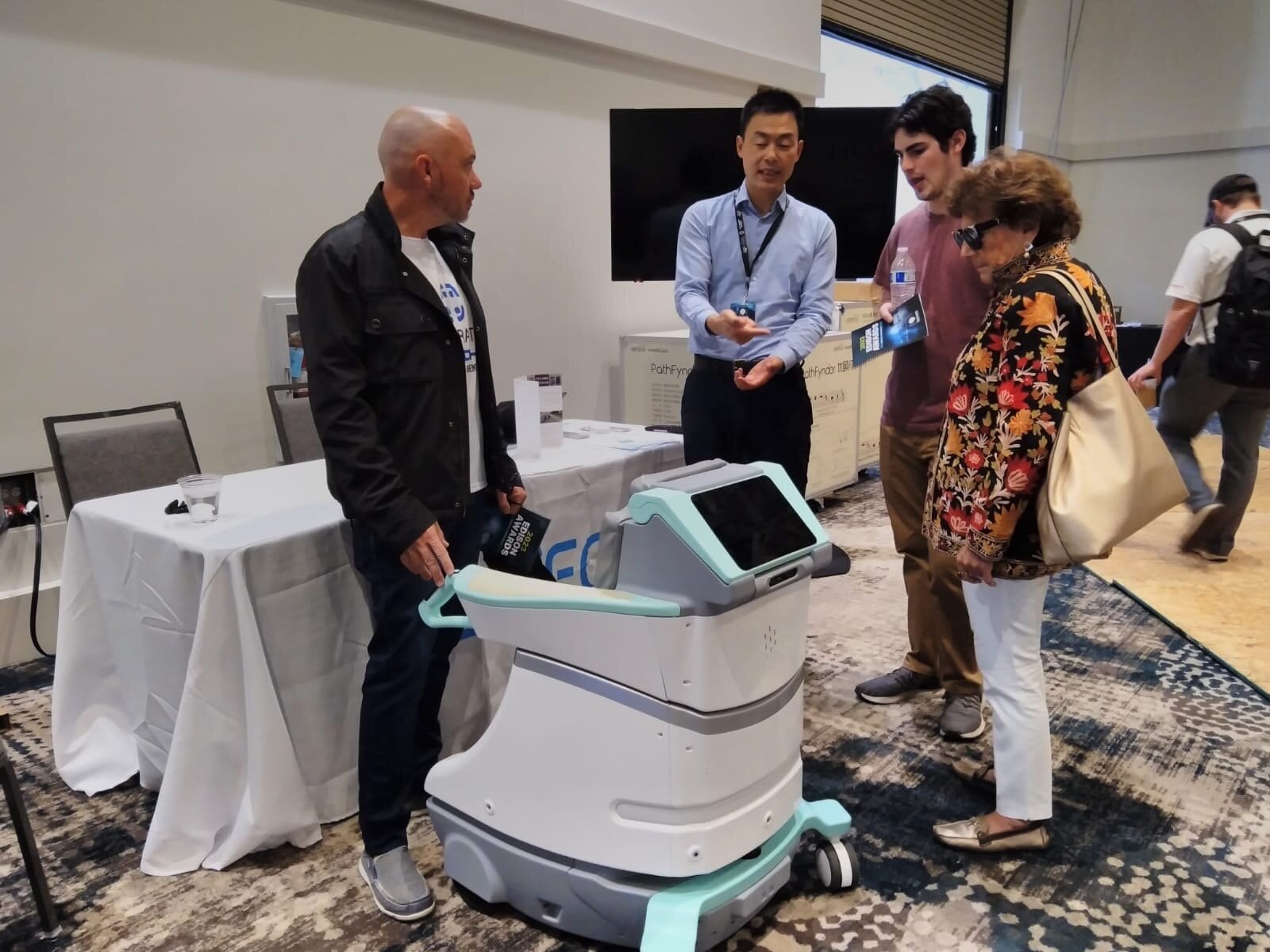 De Jun&iacute;n al mundo con Al&iacute; Robot en los Edison Awards 2023