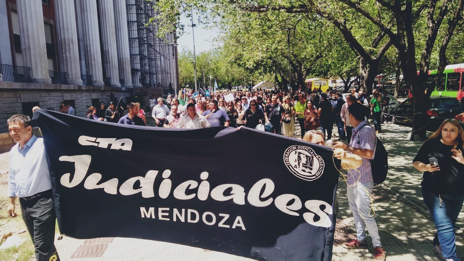 Aumenta la tensi&oacute;n: Judiciales de Mendoza extienden el paro hasta el 17 de mayo