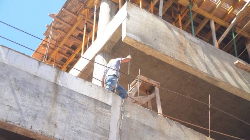 Desplome en la Construcci&oacute;n: Insumos al Alza, Actividad en Ca&iacute;da Libre