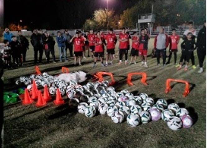 Club La Libertad recibi&oacute; una valiosa donaci&oacute;n de Bodegas Nicol&aacute;s Catena para apoyar a sus divisiones formativas