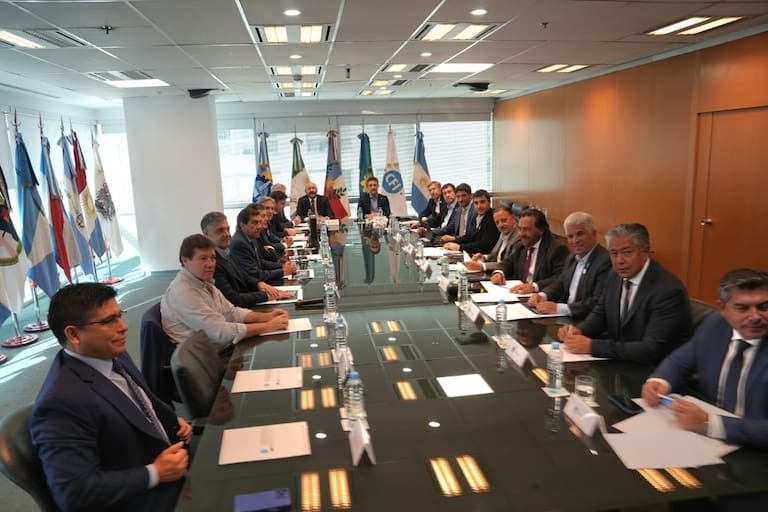 Los gobernadores se unir&aacute;n para exigir a Milei una reuni&oacute;n urgente por la ca&iacute;da en la recaudaci&oacute;n