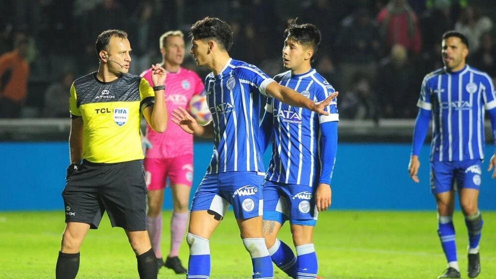 Dur&iacute;simo comunicado de Godoy Cruz contra el arbitraje y pol&eacute;mica respuesta de un dirigente de AFA