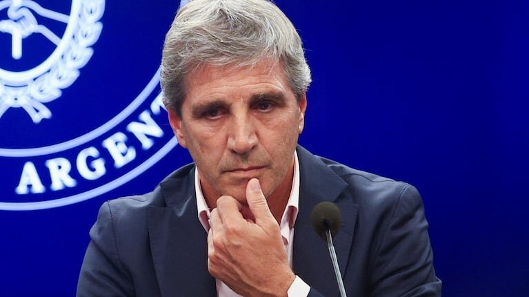 Luis Caputo Contradice Su Propio Plan: De la Dolarizaci&oacute;n a la Venta Forzada de Ahorros en D&oacute;lares