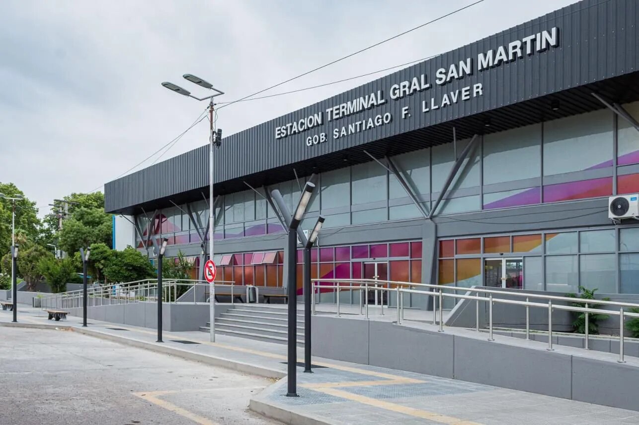 La Terminal de &Oacute;mnibus de San Mart&iacute;n Vuelve a la Normalidad con Nuevos Vidrios Tras Violento Ataque
