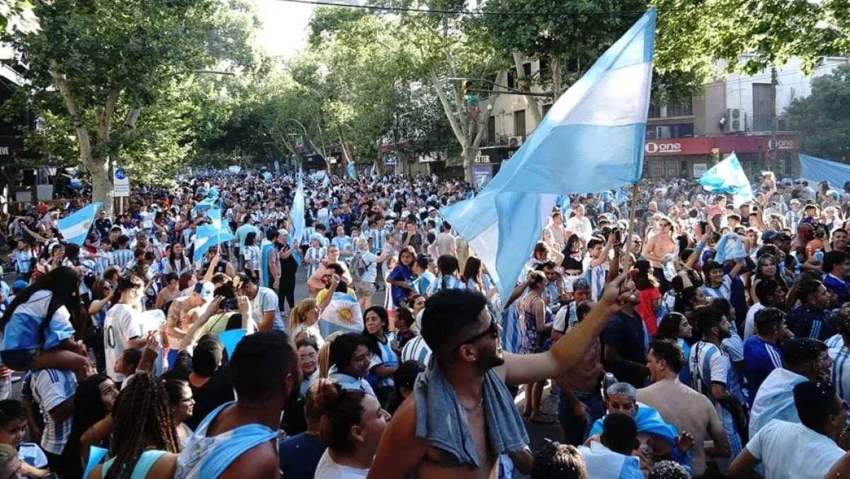 La final del Mundial paraliza Mendoza: sin colectivos por dos horas, operativo r&eacute;cord y cambios en el comercio