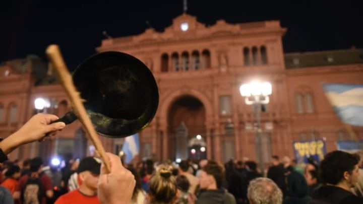 Cánticos en la calle y reunión de emergencia: la filtración de Karina golpea al oficialismo