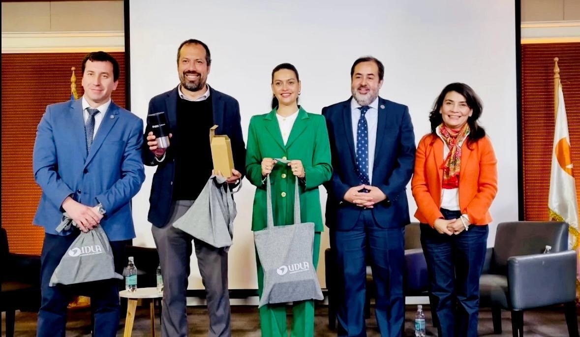 Flor Dest&eacute;fanis present&oacute; pol&iacute;ticas de Santa Rosa en seminario internacional de Chile