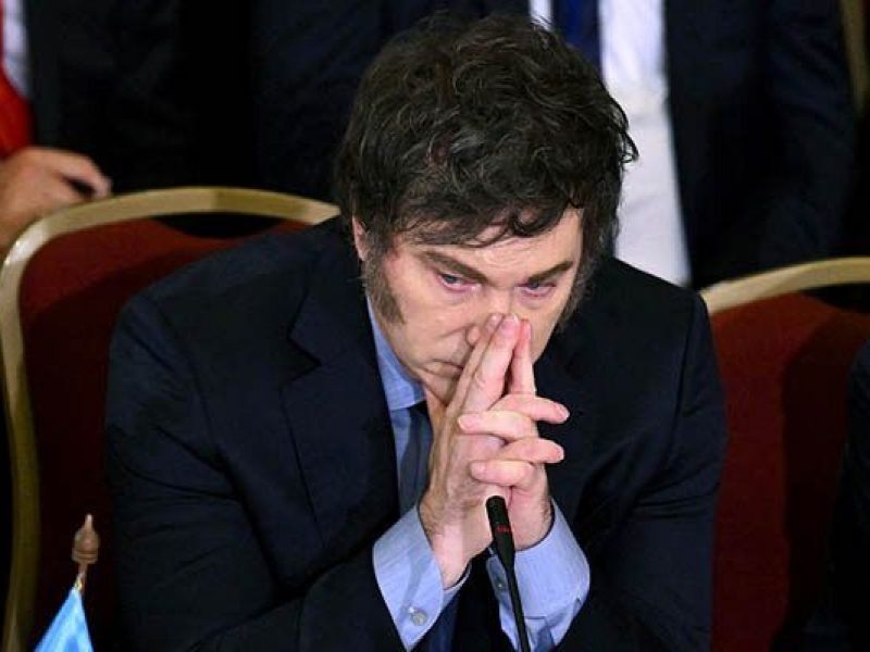 Milei celebra el super&aacute;vit, pero la deuda le ti&ntilde;e las cuentas de rojo regresando el d&eacute;ficit