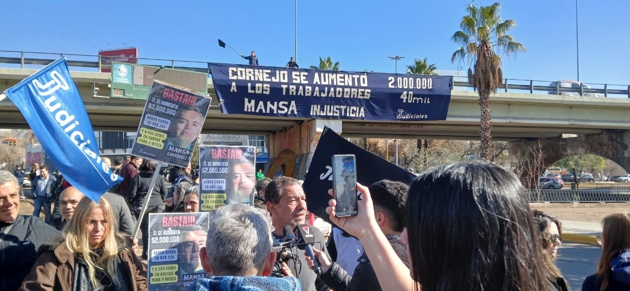 Judiciales coparon el Nudo Vial: reclamo por salarios de indigencia y cr&iacute;ticas al aumento del Gobernador