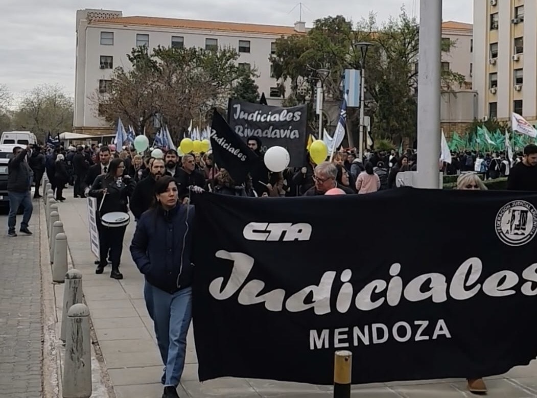 Masiva protesta en Mendoza: estatales y judiciales reclamaron salarios dignos y pidieron frenar la reforma laboral