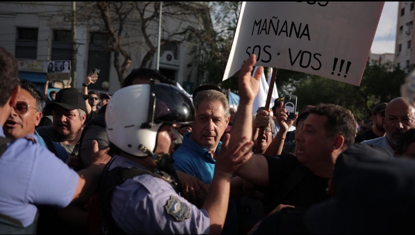 Represi&oacute;n durante marcha universitaria en San Rafael deja heridos, incluido el intendente