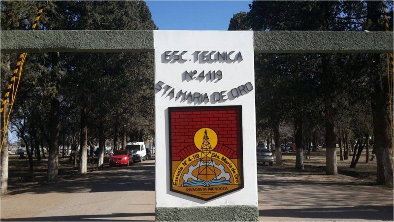 Esc&aacute;ndalo en Rivadavia: detuvieron a un profesor pasante acusado de fotografiar a alumnas