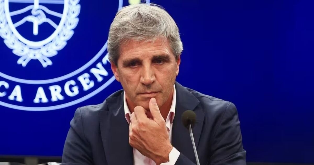 Caputo quema USD 870 millones en cinco jornadas para contener la presi&oacute;n sobre los d&oacute;lares financieros