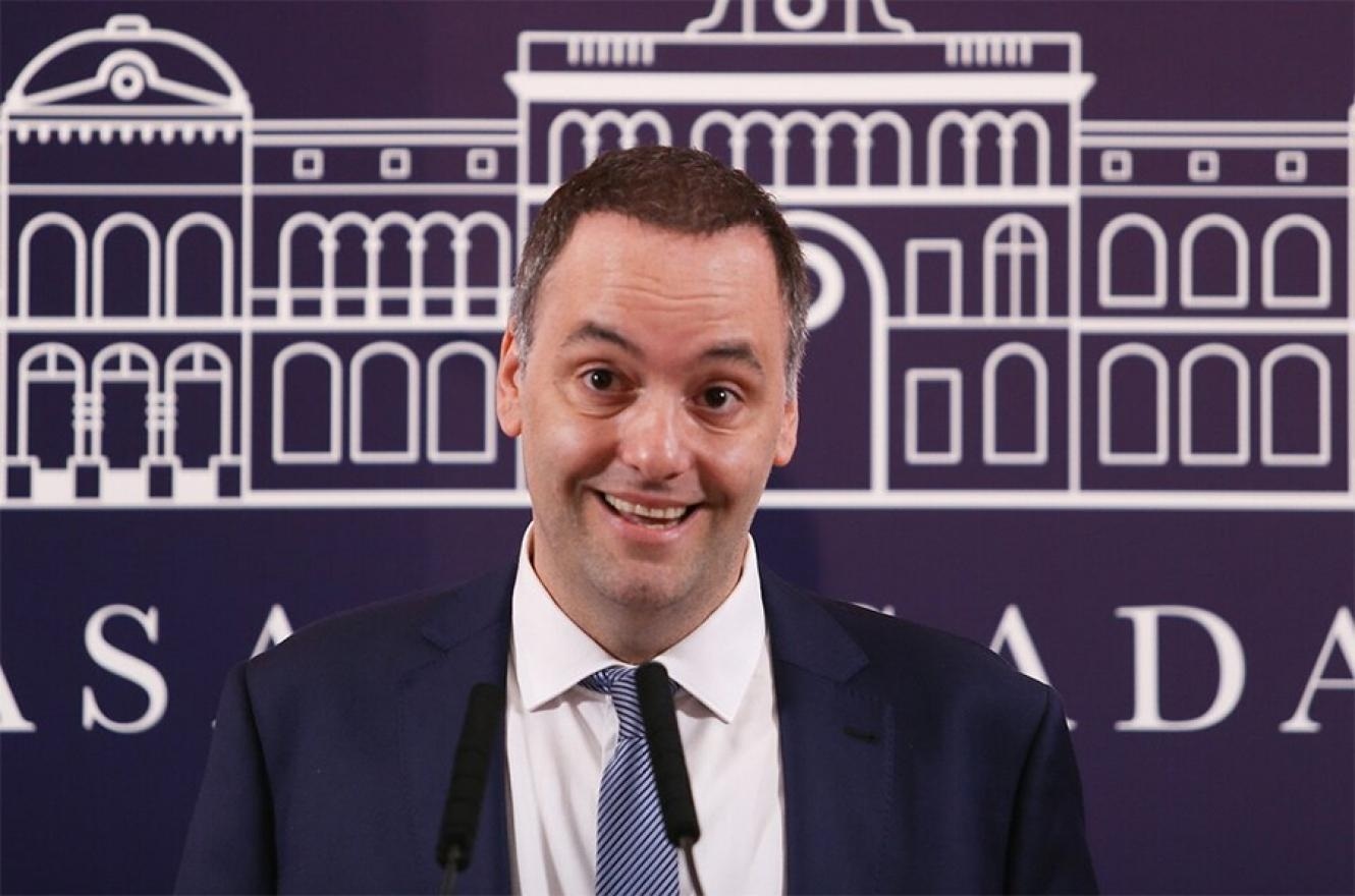 Adorni cobr&oacute; 60 mil d&oacute;lares con la ley que hoy quiere destruir