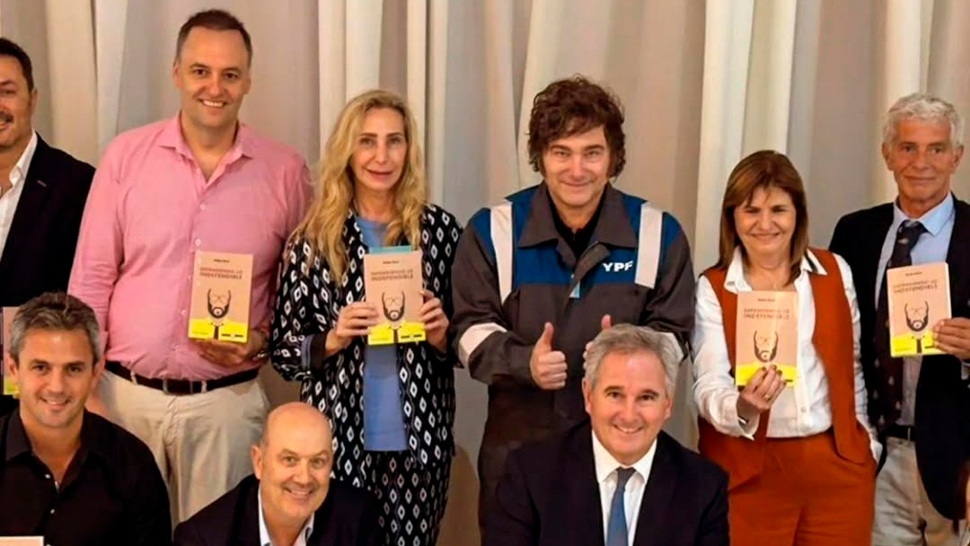 El libro que Milei regal&oacute; a su Gabinete y que justifica la venta de ni&ntilde;os y el narcotr&aacute;fico