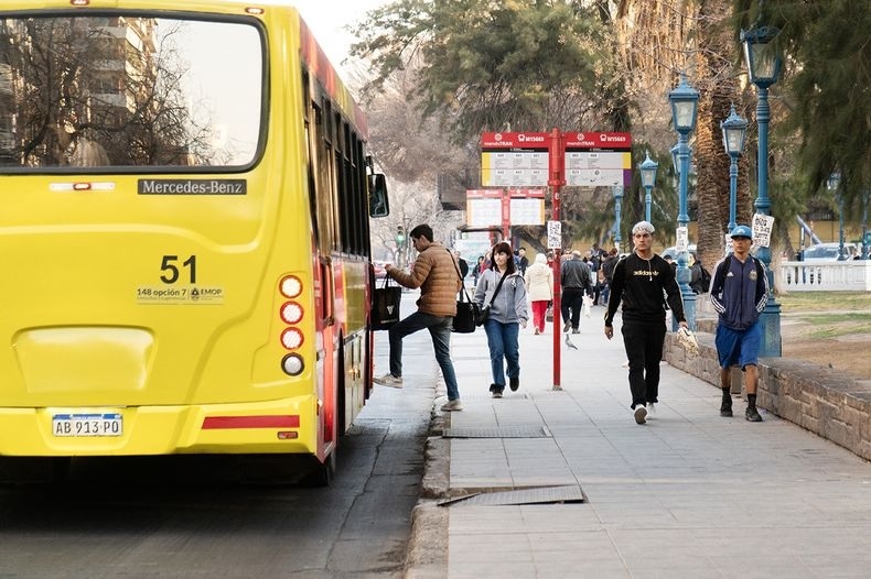 Tarifazo en Mendoza: el boleto sube a $1.400 en enero y las empresas ya presionan por un pasaje de $2.000